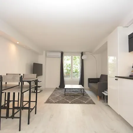 Apartment Design 1 Bdr With Ac Paris